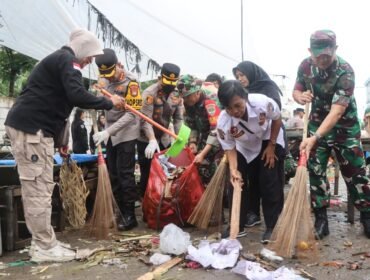 Bersama Warga, Aparat Gabungan (TNI dan Polri) Bahu Membahu Bersihkan Sampah di Lingkungan Pasar Babakan, Kota Tangerang 