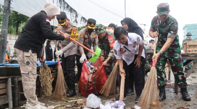 Bersama Warga, Aparat Gabungan (TNI dan Polri) Bahu Membahu Bersihkan Sampah di Lingkungan Pasar Babakan, Kota Tangerang 