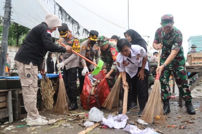 
					Bersama Warga, Aparat Gabungan (TNI dan Polri) Bahu Membahu Bersihkan Sampah di Lingkungan Pasar Babakan, Kota Tangerang 