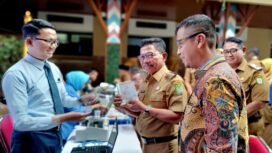 Walikota Tangerang, Sachrudin, saat mencontohkan langsung membayar pajak PBB-P2 secara digital melalui aplikasi Tangerang LIVE