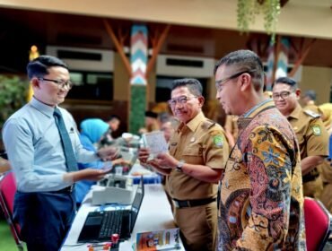 Walikota Tangerang, Sachrudin, saat mencontohkan langsung membayar pajak PBB-P2 secara digital melalui aplikasi Tangerang LIVE
