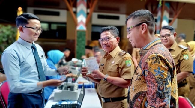 Walikota Tangerang, Sachrudin, saat mencontohkan langsung membayar pajak PBB-P2 secara digital melalui aplikasi Tangerang LIVE