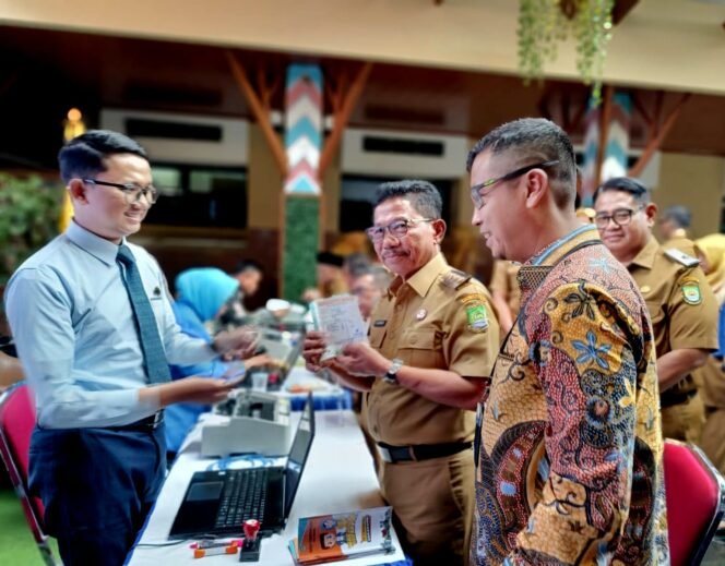 
					Walikota Tangerang, Sachrudin, saat mencontohkan langsung membayar pajak PBB-P2 secara digital melalui aplikasi Tangerang LIVE