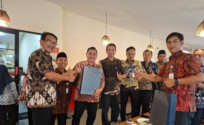 
					Tiga Tahun Mengabdi, Iwan Mulyawan Dilepas Hangat oleh Sekel se-Cipondoh