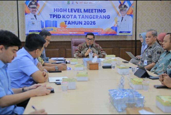 
					Wakil Walikota Tangerang, Maryono, Saat memimpin High Level Meeting TPID, Di Gedung Pusat Pemerintahan Kota Tangerang, Banten 