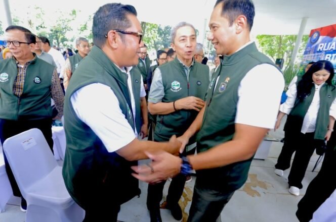 
					Penuh keakraban, Pertemuan Wakil Walikota Tangerang, Maryono, dengan Menteri Koordinator Bidang infrastruktur dan Pembangunan Kewilayahan, Agus Harimurti Yudhoyono, di Tebet Eco Park
