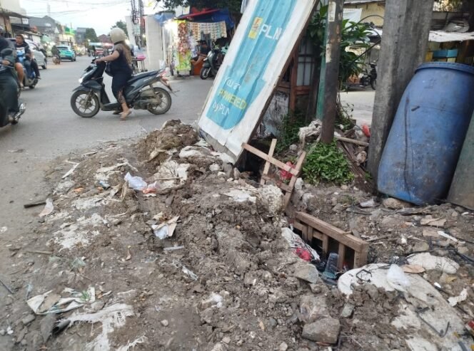 
					Proyek Kabel PLN di Cipondoh Disoal Warga, Lobang Galian Dibiarkan Terbuka Berbulan-bulan