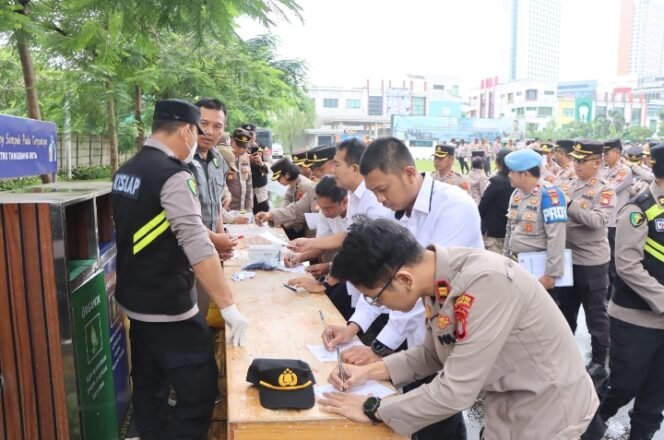 
					Jaga Marwah Institusi, Polres Metro Tangerang Kota Uji Urine Seluruh Anggota