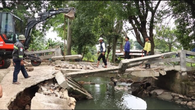 
					Jembatan Penghubung Dua Kampung di Kecamatan Pinang Diperbaiki, Warga Sambut Antusias