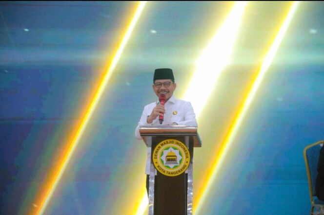 
					Walikota Tangerang, H. Sachrudin saat menghadiri Silaturahmi Akbar Dewan Kemakmuran Masjid (DKM) Plus Pelantikan Ketua Dewan Masjid Indonesia (DMI) Kota Tangerang, Banten 