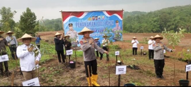 
					Lawan Dampak Perubahan Iklim, Polda Banten Tanam 1.000 Pohon di Lebak